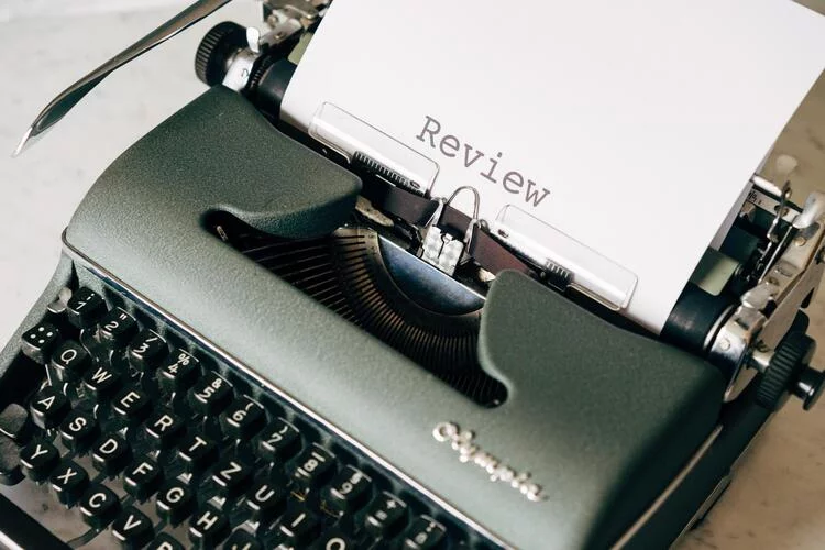 revisión de palabras en una máquina de escribir