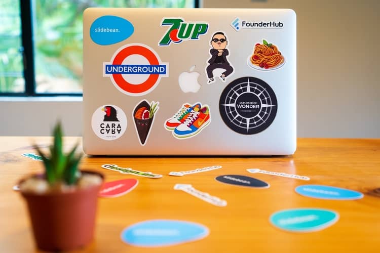 Wizerunek marek na laptopie