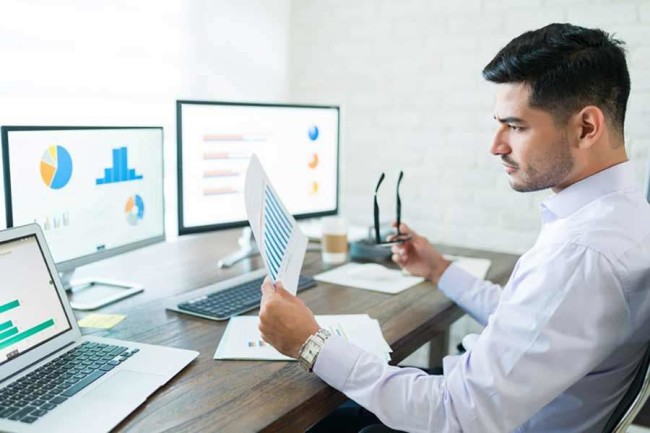 웹사이트 개선 가이드 웹사이트 화장 A man looking for website issues on his business website