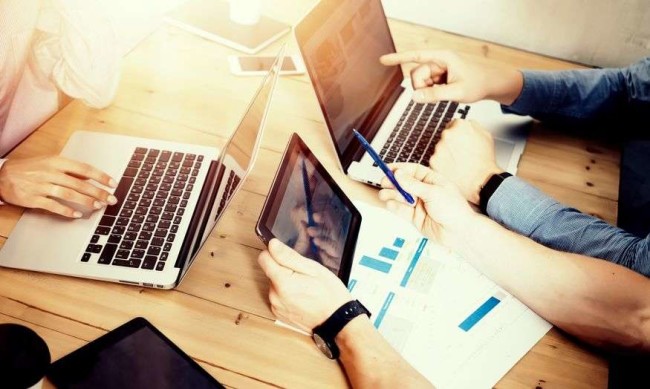 웹사이트 개선 가이드 영웅 이미지 선택 A team looking for website improvement on the laptop and tablet