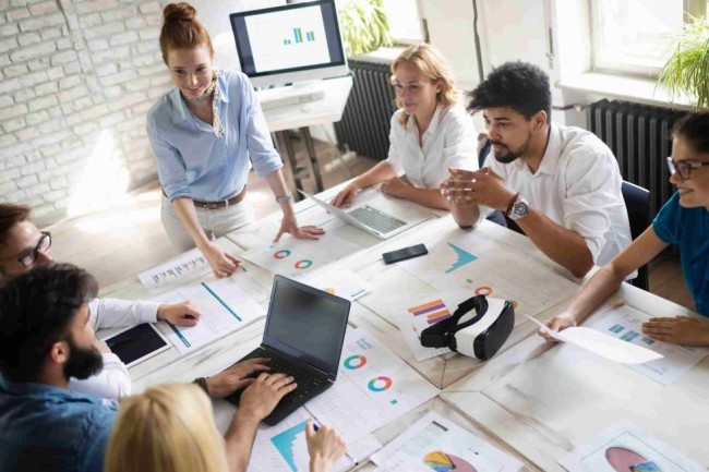 웹사이트 개선 가이드 콘텐츠 제작 최적화 확장 A team going through research results to create a content plan