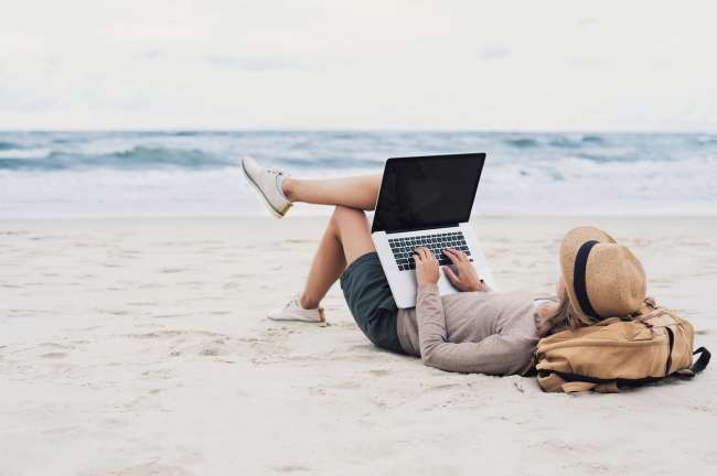 график-дизайнер-рабочий best cities for designers: a graphic designer working by the beach