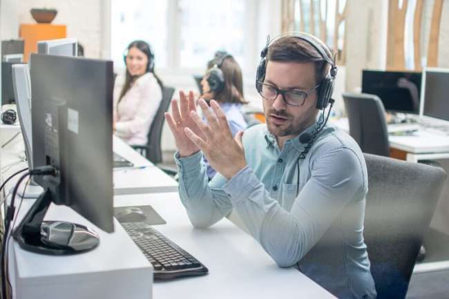 yanıtlama hizmetleri An answering services provider talking with a client