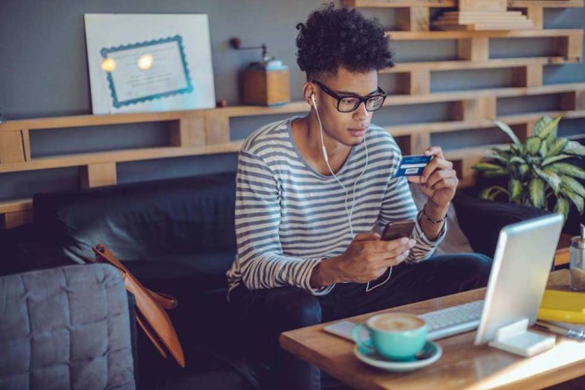 Un consumator care folosește software de comerț electronic acasă