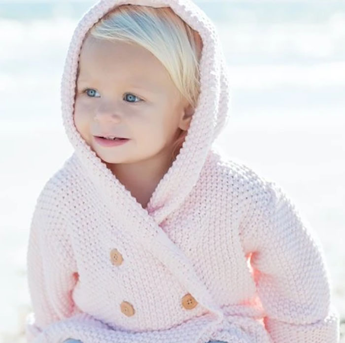 Bebé con capucha rosa | Marcas de ropa para bebés