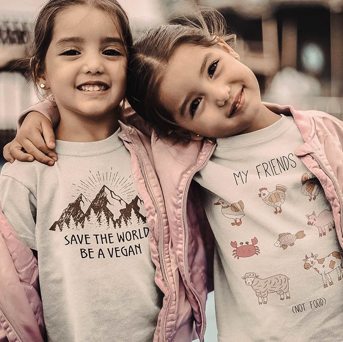 Hermanas felices en ropa a juego | Marcas de ropa para niños