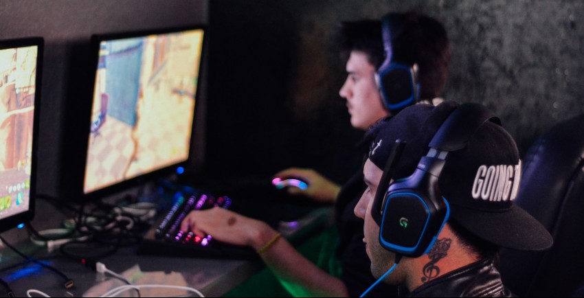 Dos influencers del juego en competición en vivo