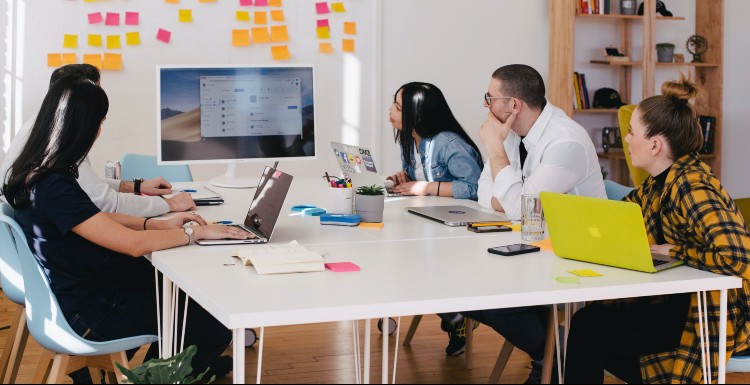 equipo de marketing que planifica su campaña de marketing de influencers