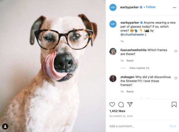 Warby Parker의 인스타그램 계정은 혀를 내밀면서 Warby Parker 안경을 쓴 귀여운 황갈색 및 흰색 강아지를 보여줍니다.