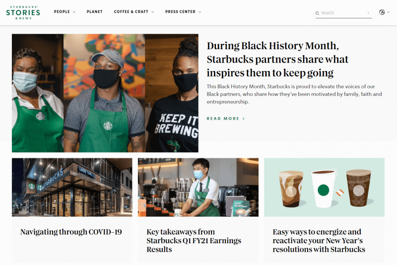Strona główna Starbucks wyświetlająca copywriting w formie postów na blogu.