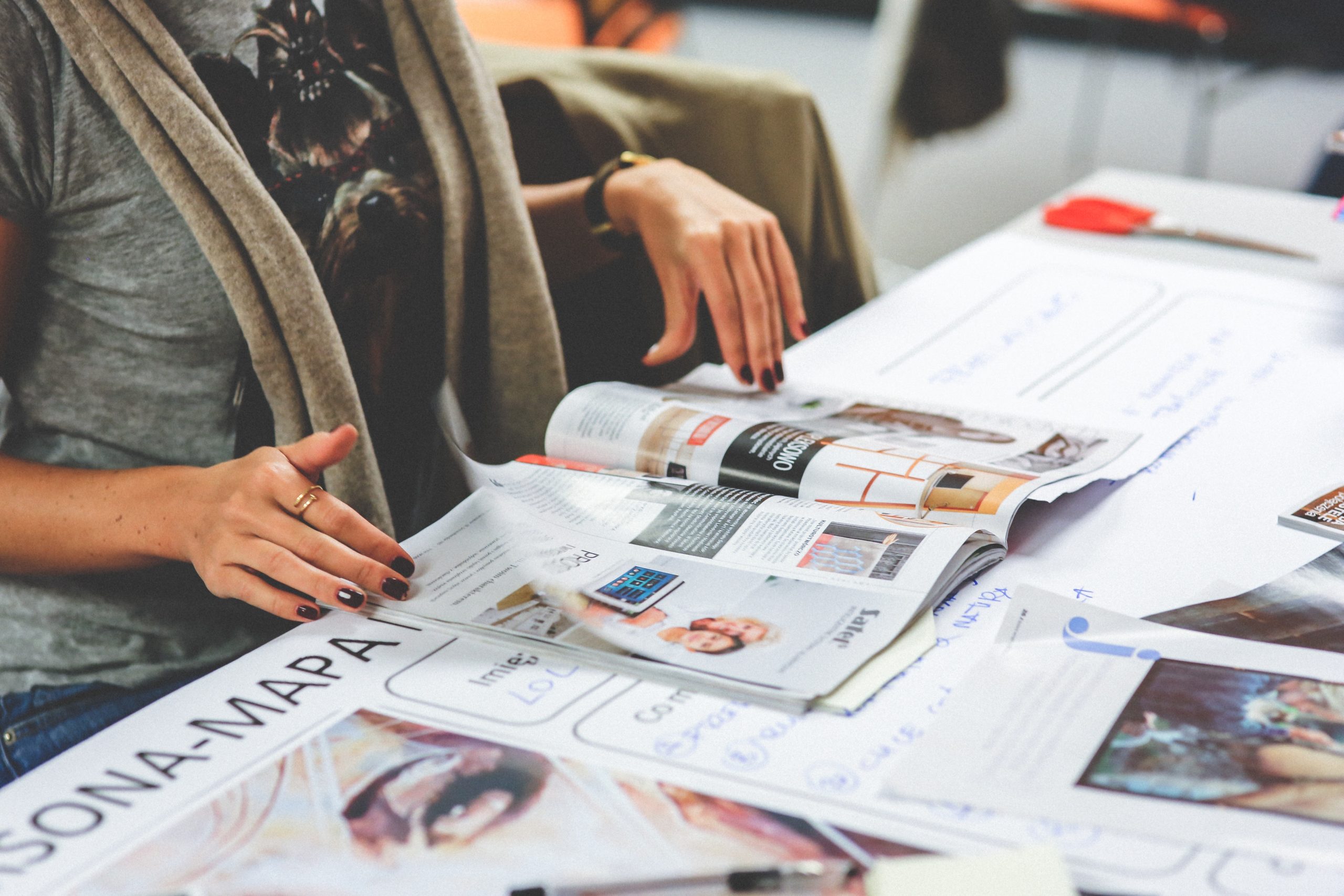 client regardant des publicités dans un magazine