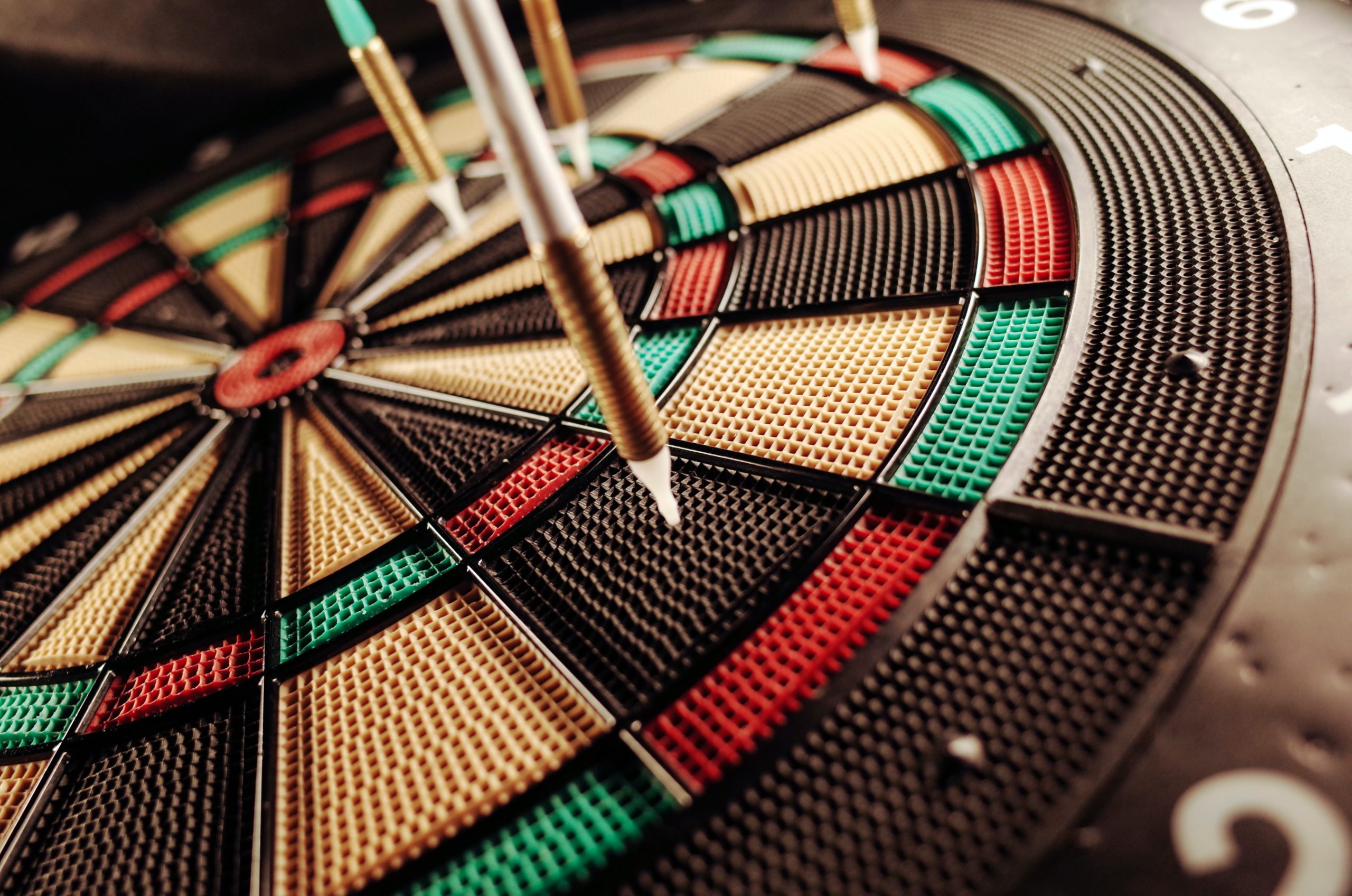 الهدف في لعبة dartboard التي تمثل مهمة الشركة في خطط الاتصال.