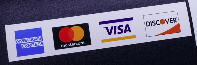 Бренды карт - American Express, Mastercard, Visa и Discover - устанавливают правила и положения для поставщиков торговых счетов.