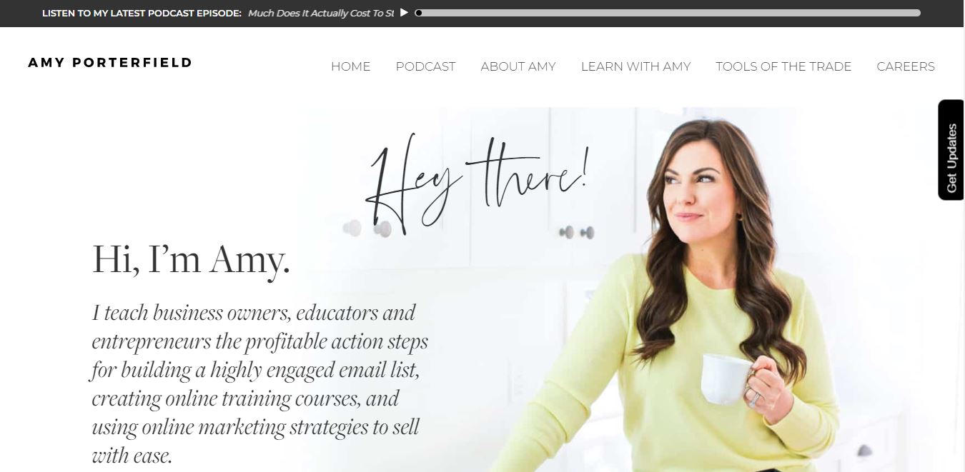 Captura de pantalla de un sitio web personal para una educadora de marketing en línea, Amy Porterfield.