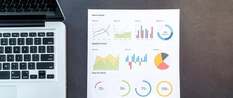 analyse de données et graphiques sur une table à côté de l'ordinateur portable