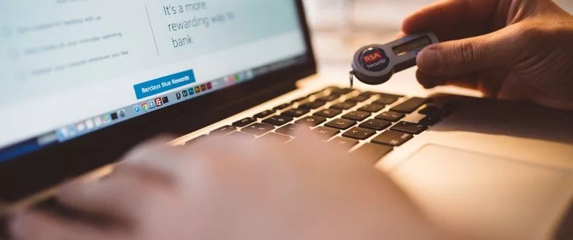 personne travaillant sur un ordinateur portable