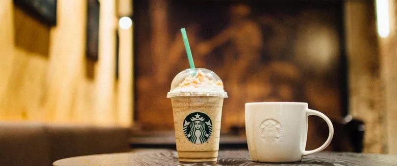 ภาพระยะใกล้ของ starbucks ถ้วย 569996