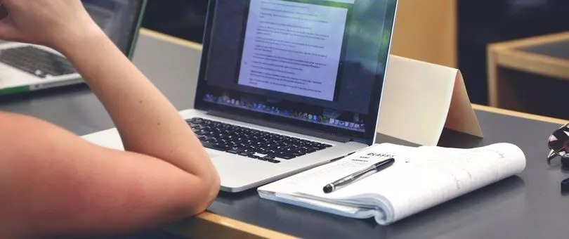 una persona che studia online