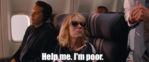 Immagine di marketing dello studio legale da Bridesmaids di Kristen Wigg sull'aereo che dice "aiutami, sono povero".