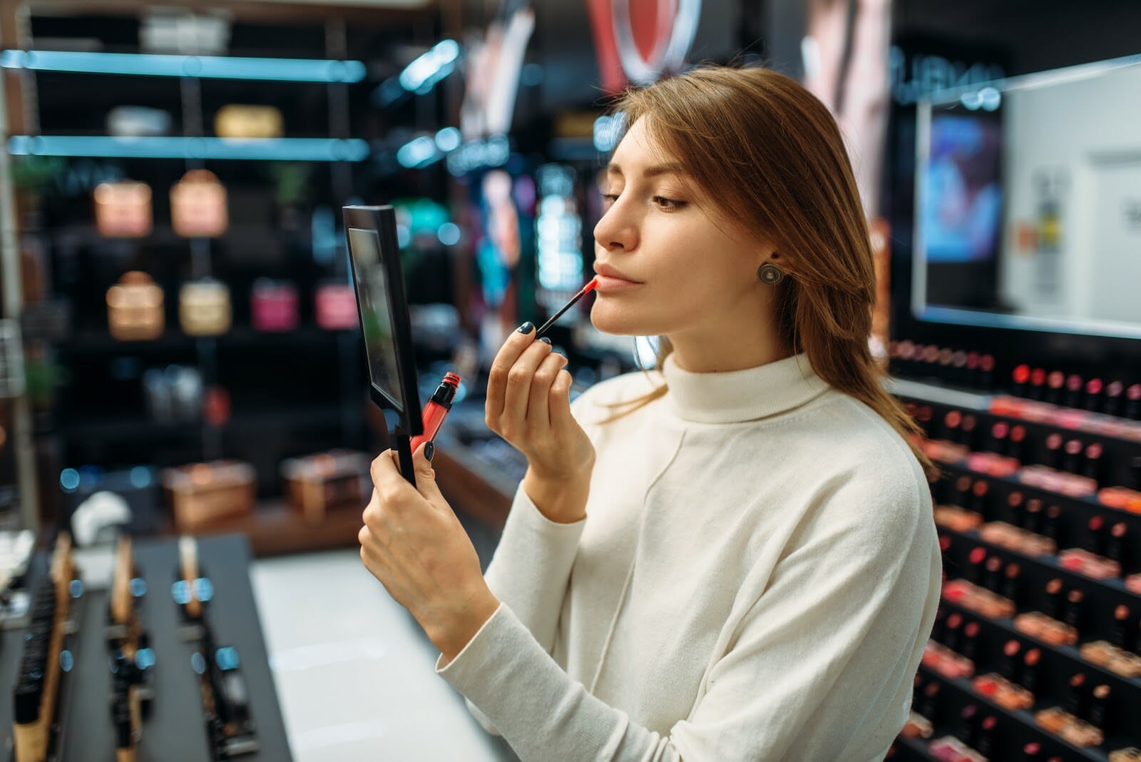 Kundin testet Lip Liner im Make-up-Shop YCX7D4E